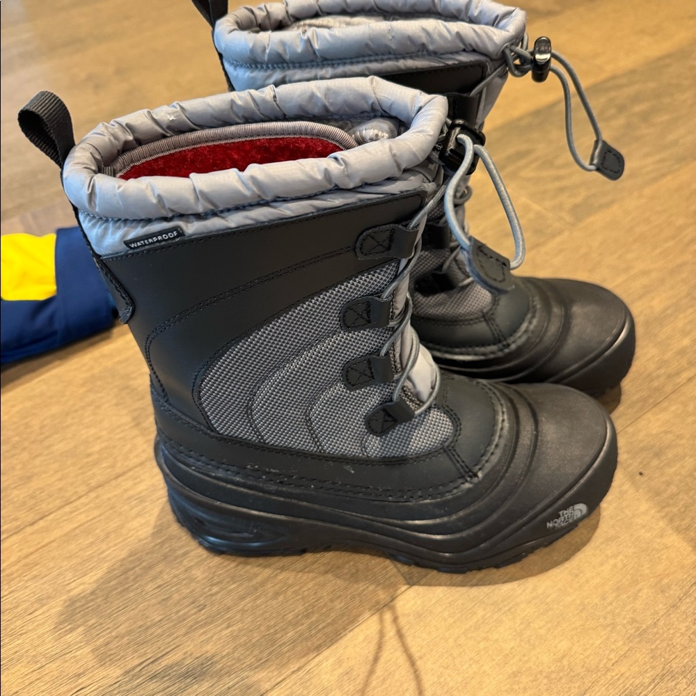 North Face boys size 5 snow boots